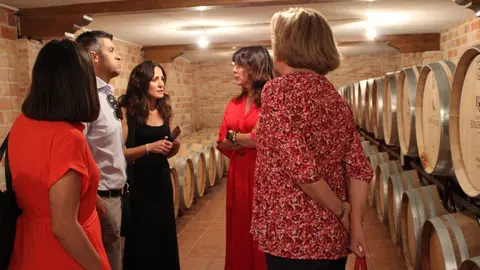 Blanca Fern&aacute;ndez visita bodega