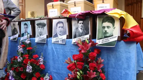 Acto de entrega de los cuerpos recuperados de las fosas 1 y 2 del cementerio de Manzanares (1)