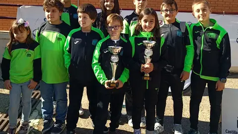 3 GRUPO CON TROFEOS
