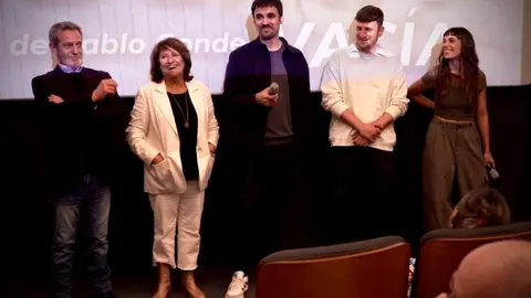 Reparto y diretor de La Piscina Vacia