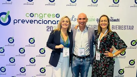 Imagen Jose Luis Martinez con Ana Serrano y Raquel Bou en V Congreso Prevencionar
