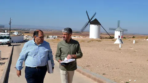 Jos&eacute; Ortega y Jos&eacute; Vicente M&eacute;ndez, presidente y secretario de la asociaci&oacute;n Hidalgos Amigos de los Molinos de Campo de Criptana