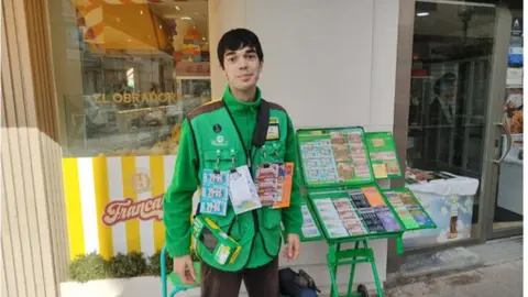 El vendedor de la ONCE Miguel Vigara Guijarro es quien ha llevado la suerte a Alc&aacute;zar de San Juan por segunda vez en menos de 2 meses desde su punto de venta situado en la calle Emilio Castelar,