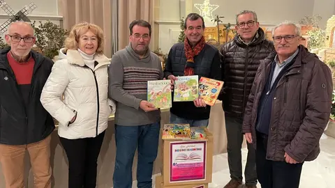 Entrega libros Asoc Belenista Corazon Mancha