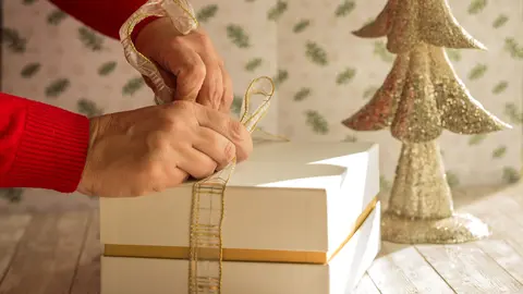 embalaje-de-un-regalo-de-navidad-en-una-mesa-de-madera