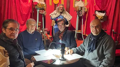 De izquierda a derecha: Luis Miguel Rom&aacute;n (vicepresidente), Manuel Rubio (secretario del jurado), el rey Monago (en el escenario), Juan Bautista Mata (presidente) y Manuel Castellanos, miembro de la Sociedad Cervantina y doblador