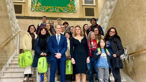 Daniel Arias con las familias beneficiadas con el programa