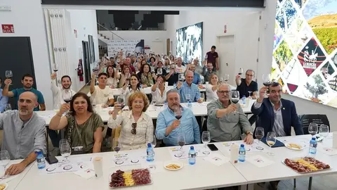 Los asistentes brindan al finalizar el acto