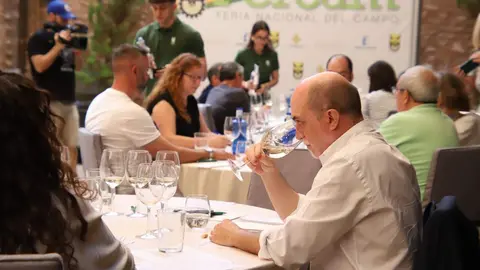 Reuni&oacute;n jurado 54&ordm; Concurso regional calidad de vinos Fercam 2026 (4)