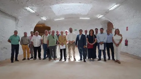 La asamblea posan en la cueva del mercado de abastos  junto a represetantes del ayuntamiento de Tomelloso