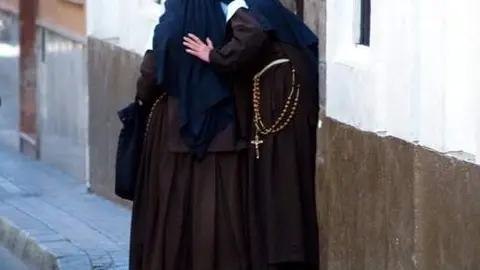 Hermanas en su asistencia diaria a enfermos y necesitados