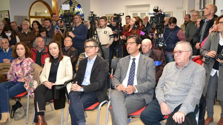 El ministro Bola&ntilde;os ha visitado hoy la sede del PSOE en Alc&aacute;zar (4)