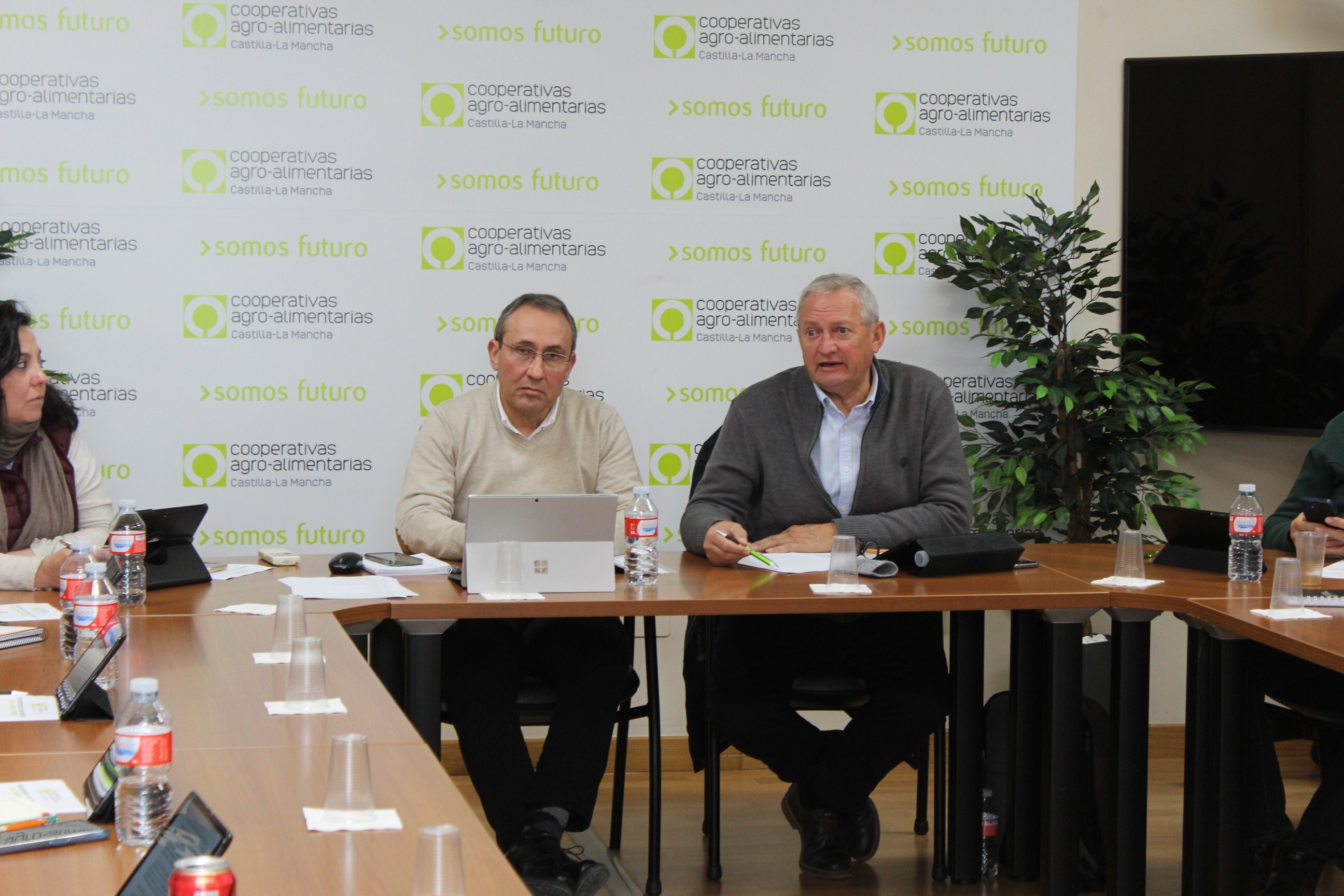 El presidente de Cooperativas Agro-alimentarias, Ángel Villafranca, junto al director de la organización, Juan Miguel del Real