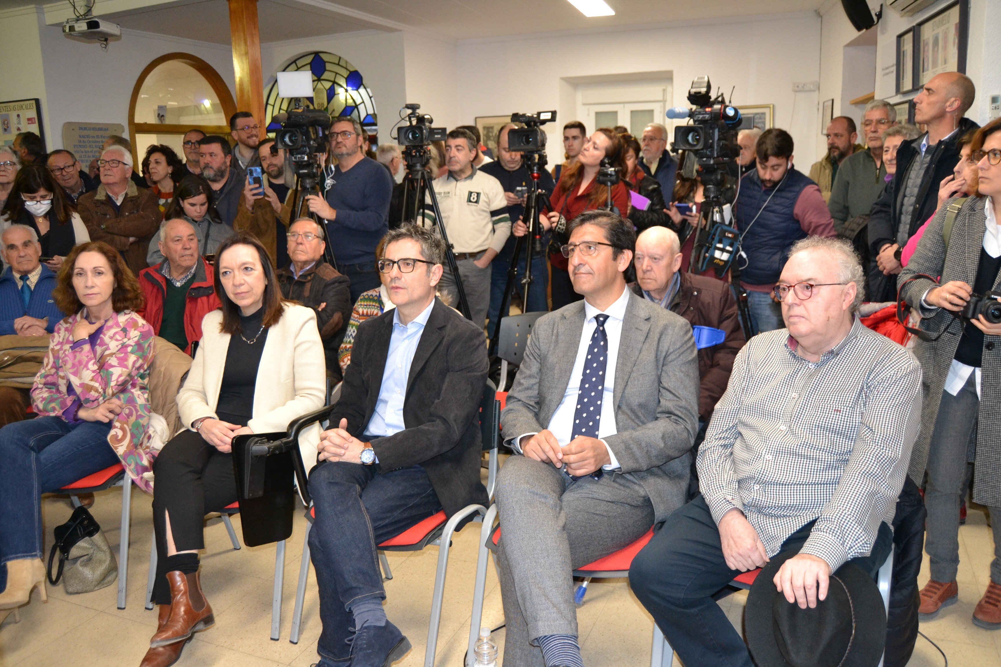 El ministro Bolaños ha visitado hoy la sede del PSOE en Alcázar (4)