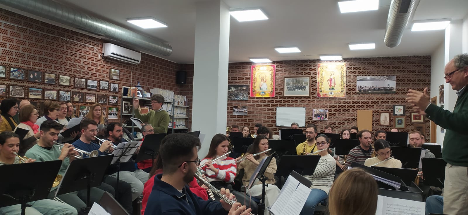 Ensayo banda y coral Concierto Reyes