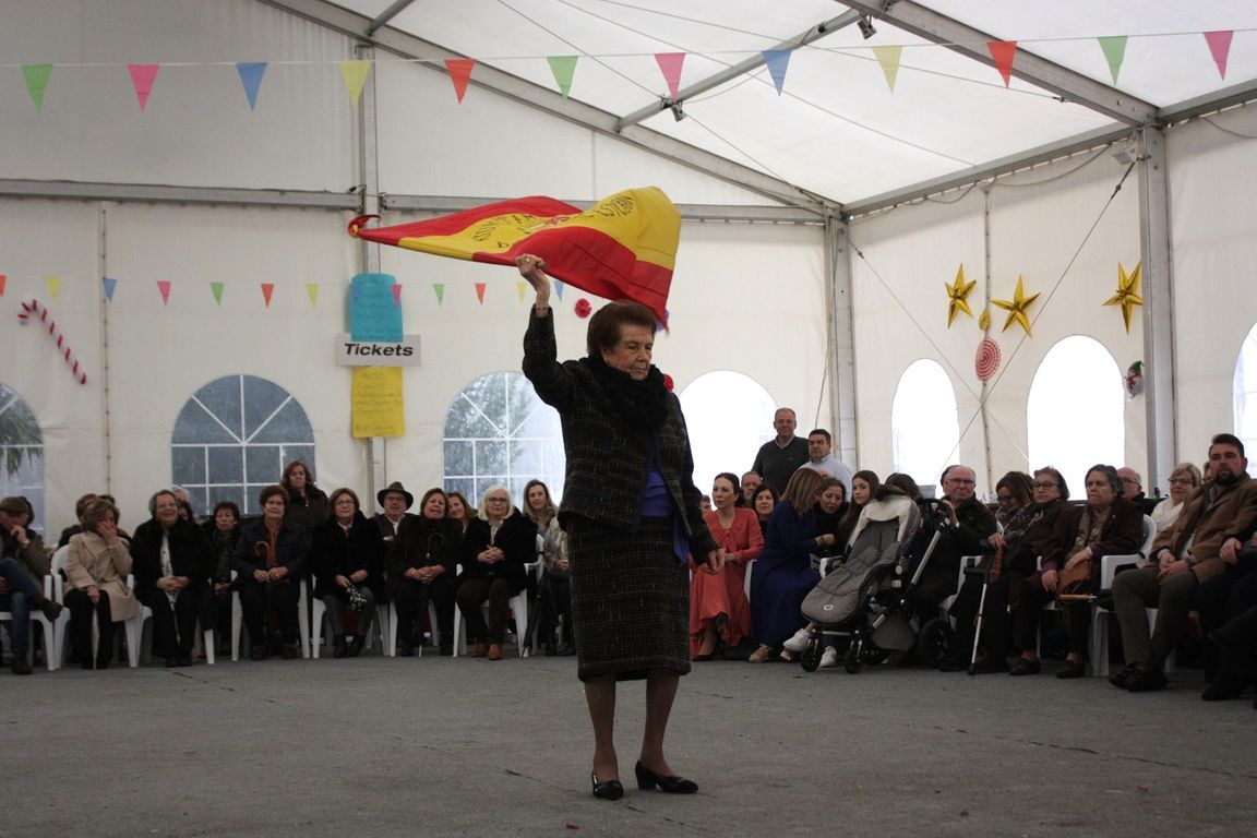 Jota PUjada, capitana dando a la bandera