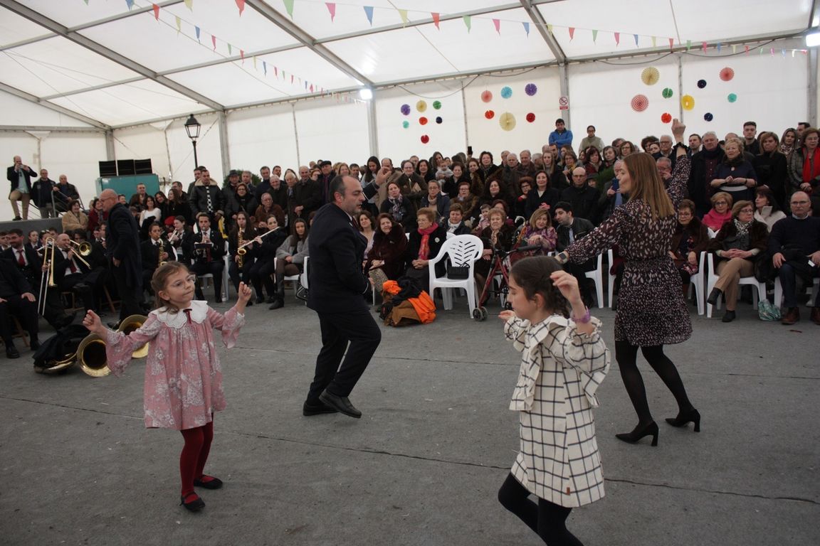 Jota PUjada, familia bailando