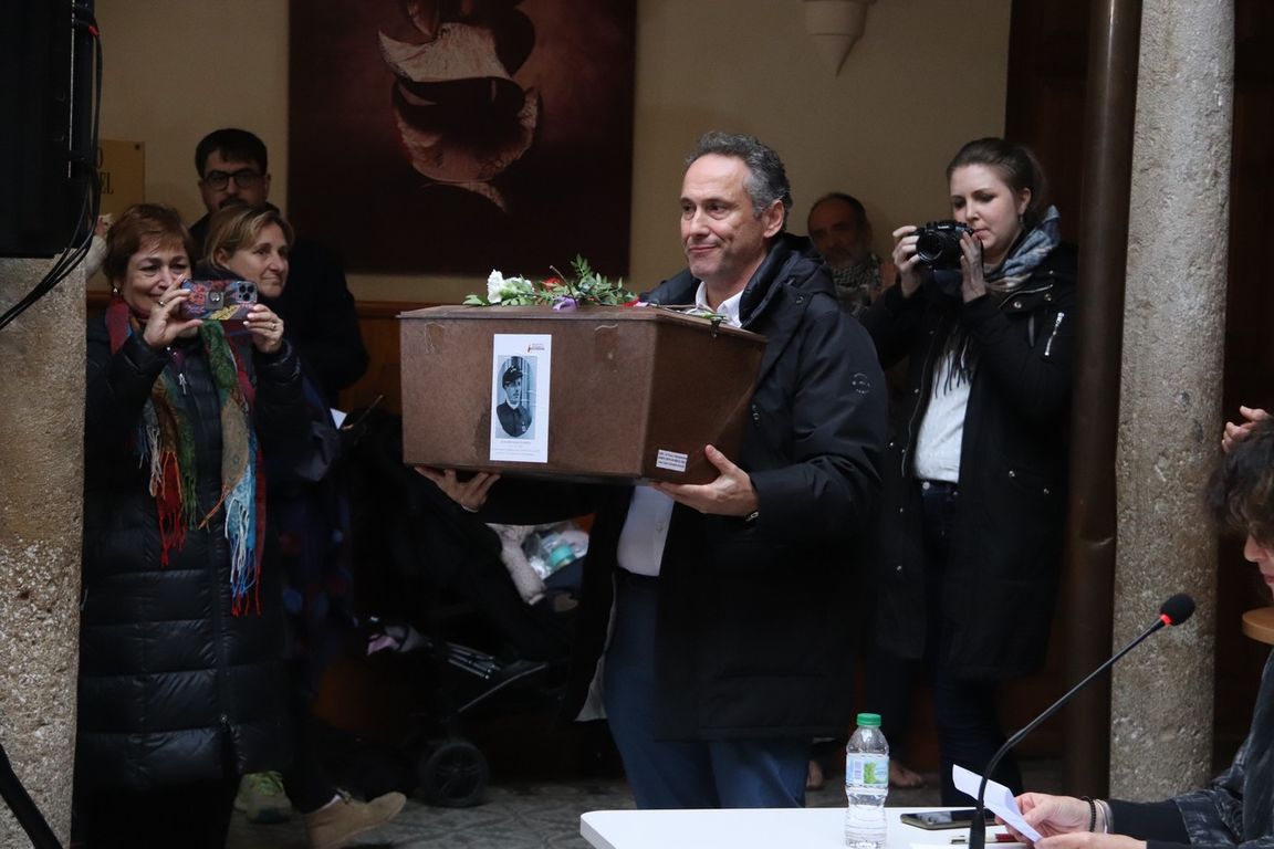 Entrega de restos a familiares de represaliados del franquismo en el CC Ciega de Manzanares (36)