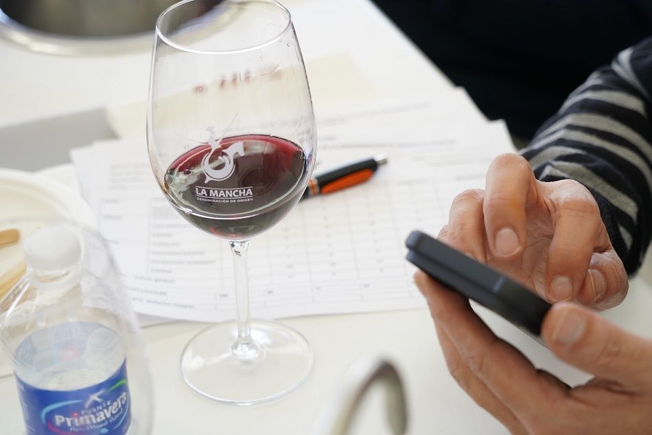 El jurado ha evaluado los vinos con dispositivo móvil