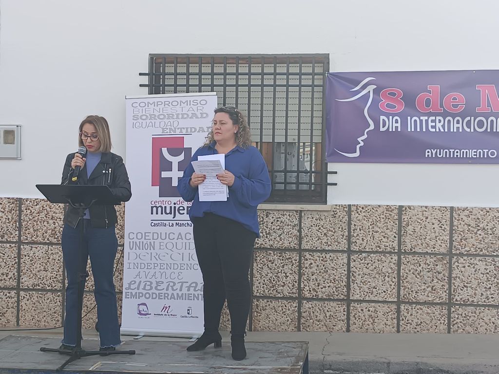 Día mujer, lecturas concejal y  miembro AMPA