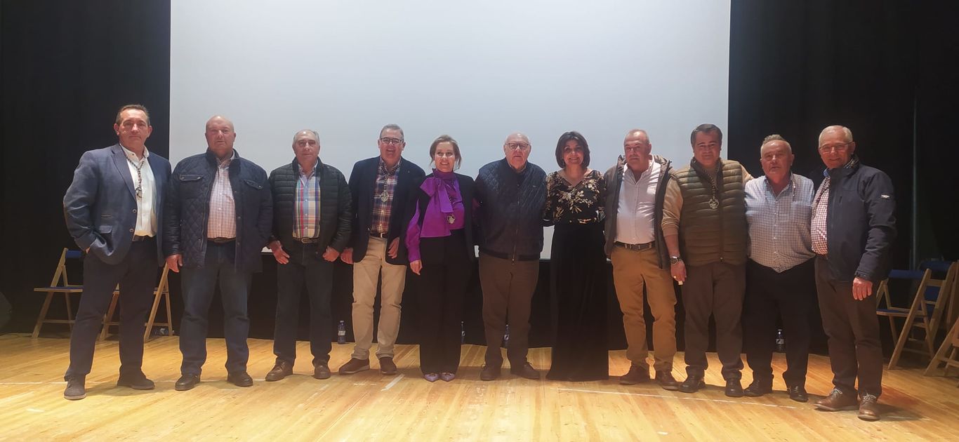 pregonera con Junta de Hermandades