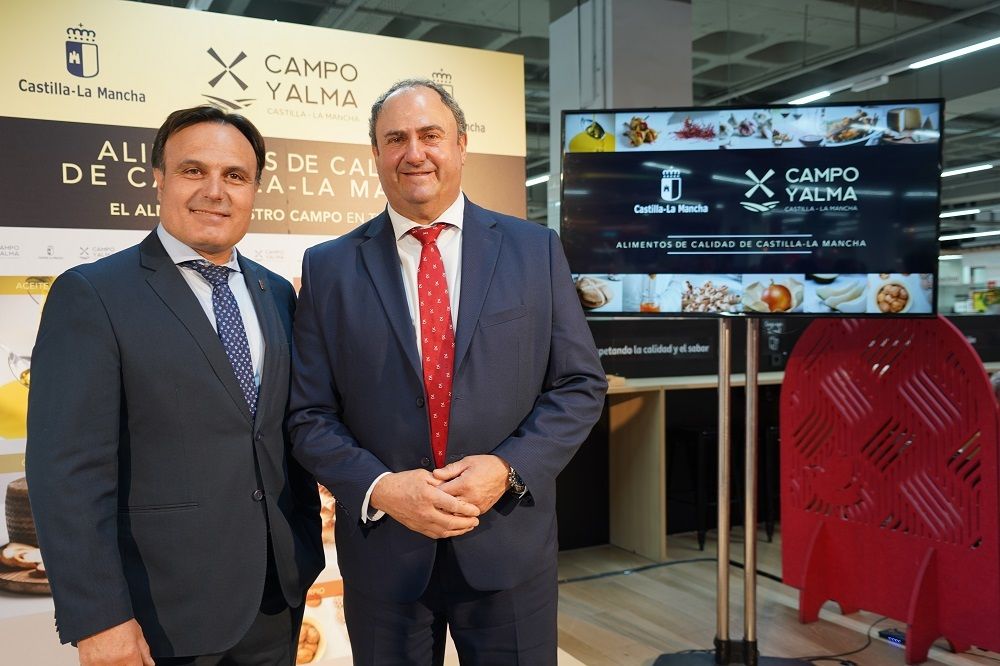 El-Presidente-del-Consejo-Regulador-junto-al-Consejero-de-Agricltura-Julian-Martinez