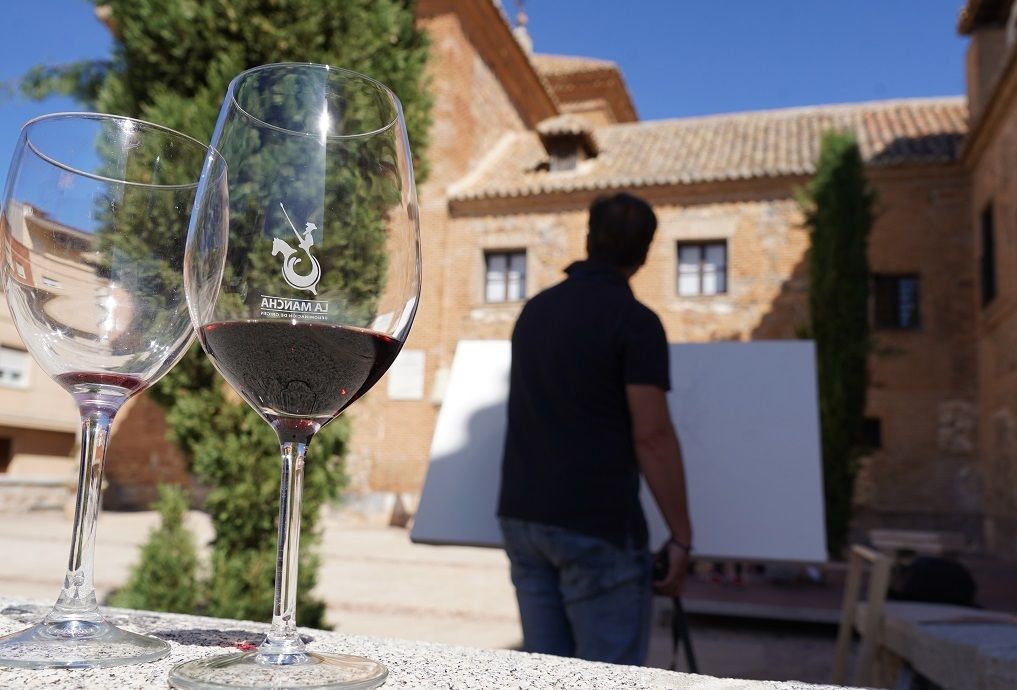 Un pintor inicia al comienzo del V Concurso de Pintura Rápida en Madridejos