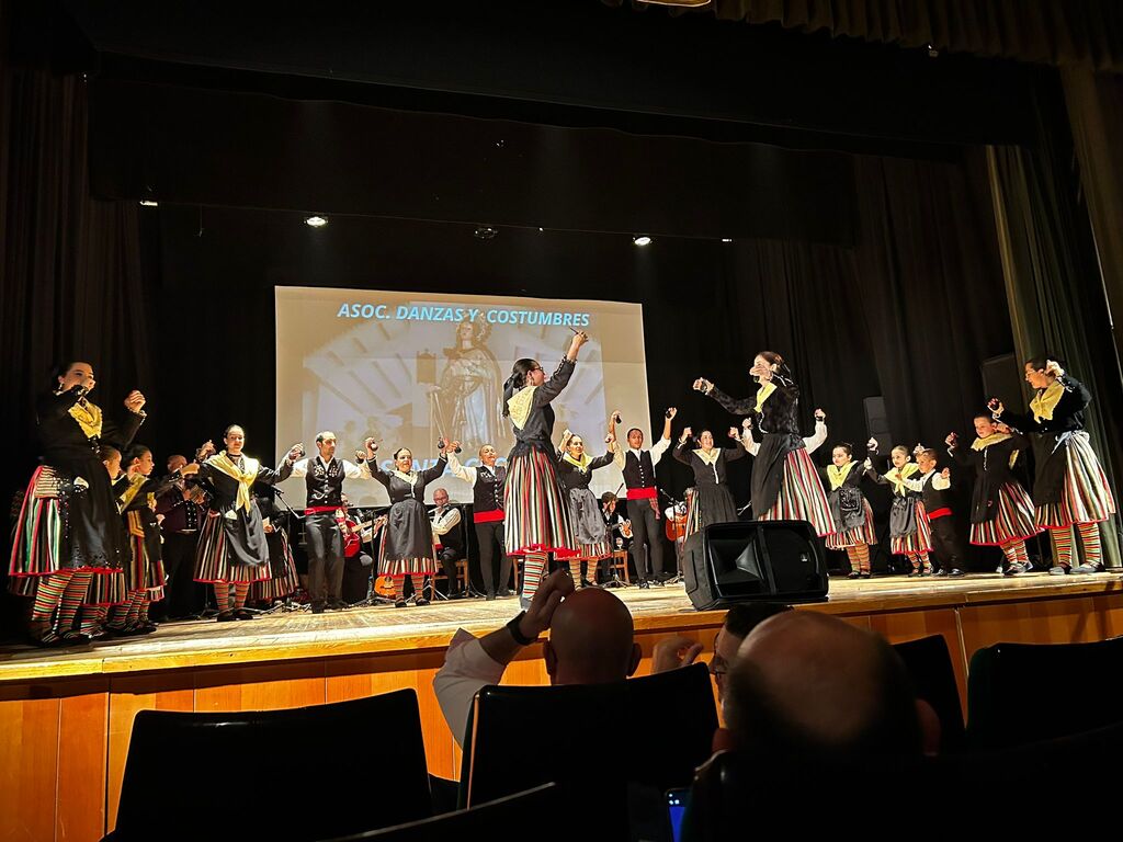 Festival de folclore, grupo adultos