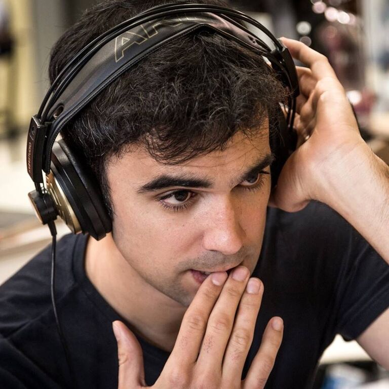 DIRECTOR-Pablo-Conde-La-piscina-vacia