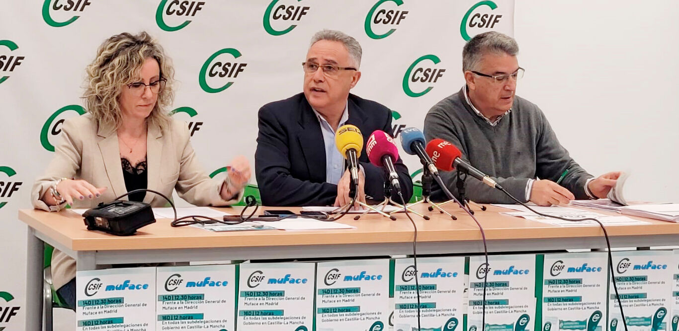 De derecha a izquierda, Enrique de la Rosa, Lorenzo Domínguez y Marisa García