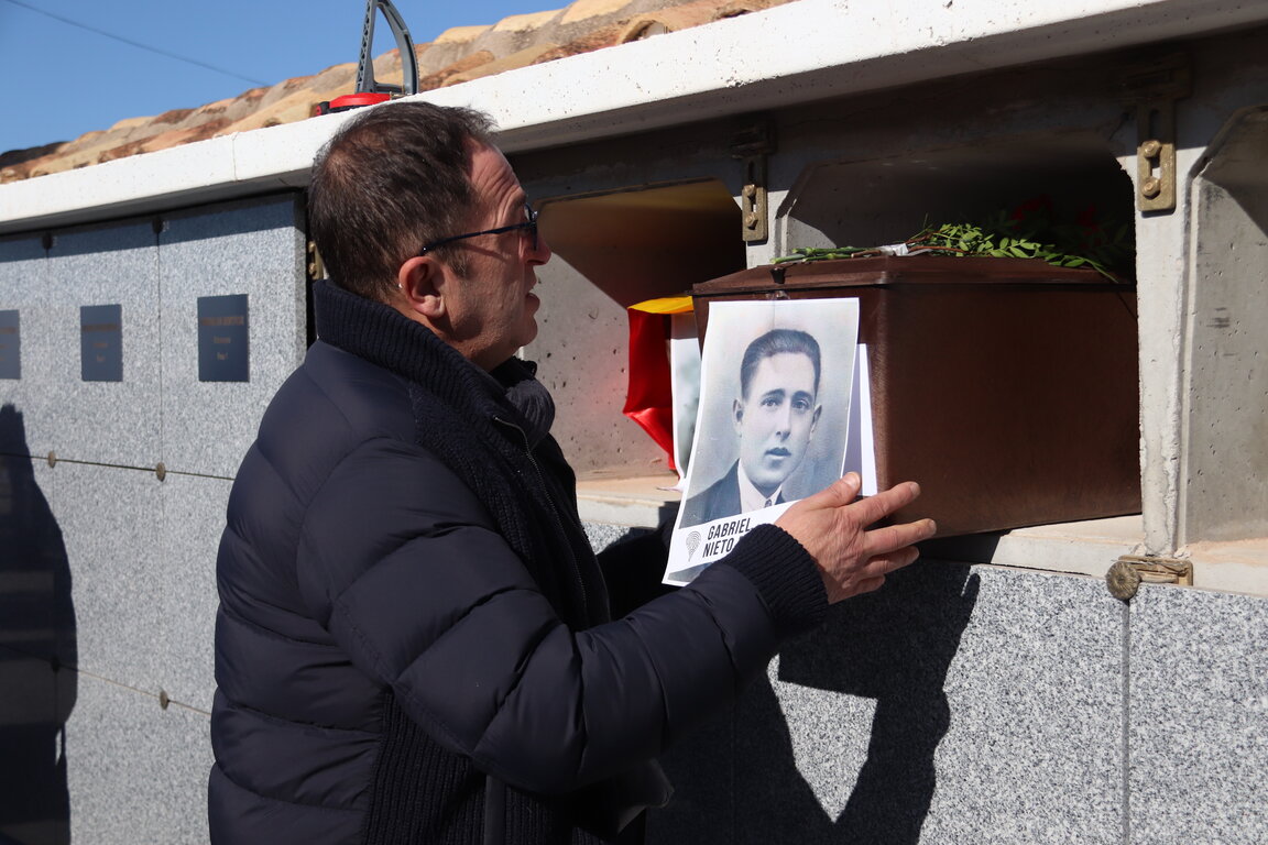 Acto de entrega de los cuerpos recuperados de las fosas 1 y 2 del cementerio de Manzanares (2)