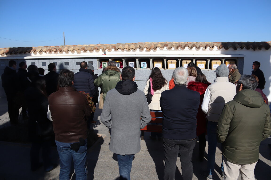 Acto de entrega de los cuerpos recuperados de las fosas 1 y 2 del cementerio de Manzanares (3)
