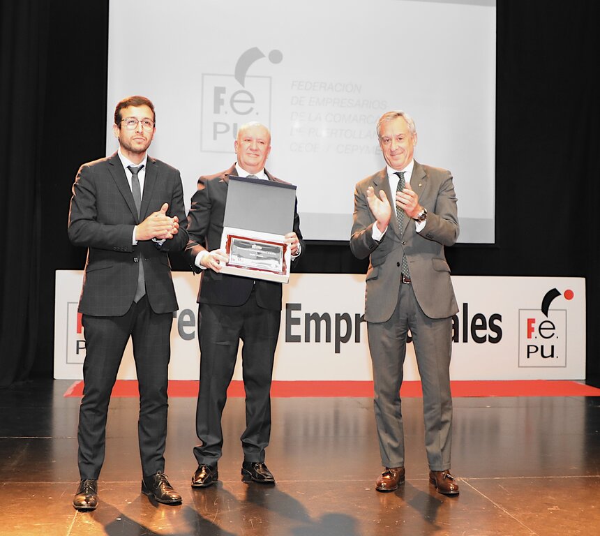 20250314 FOTO PRESIDENTE EUROCAJA RURAL ENTREGANDO GALARDÓN CAFÉ VIENA XX PREMIOS FEPU(1)