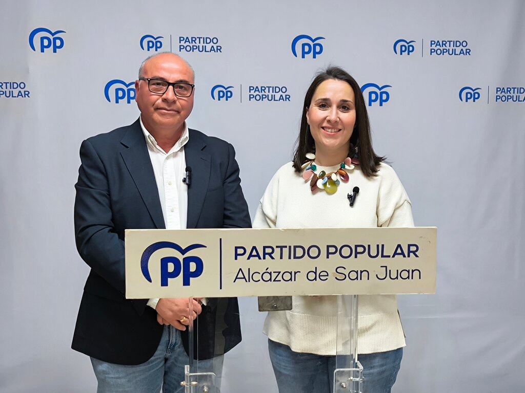 José Antonio Navarro y Alejandra Hernández, este viernes en la sede del PP en Alcázar de San Juan