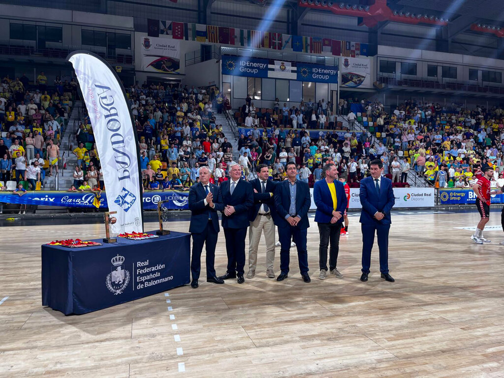 bddddad8eeb01fc98a40503c7ca4463f_3_XL