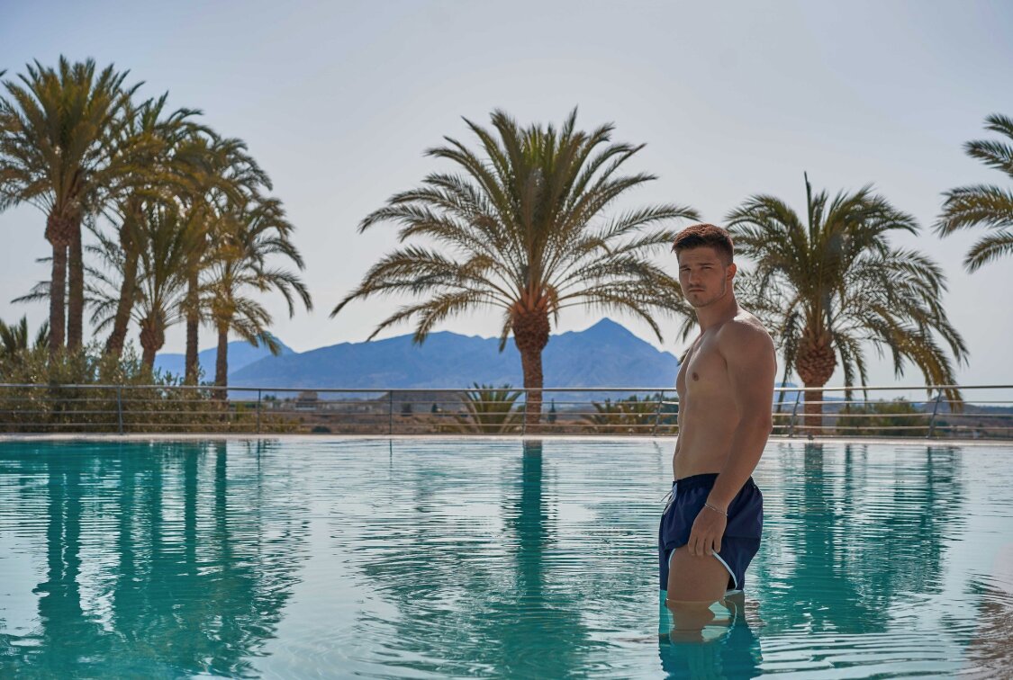 JOVEN EN LA PLAYA TERMAL