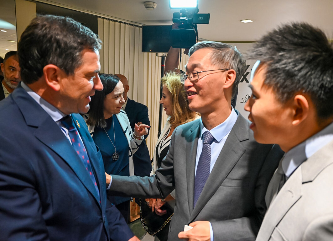 d42ec1a82e1624135bc99c920b5df12a_3_XL