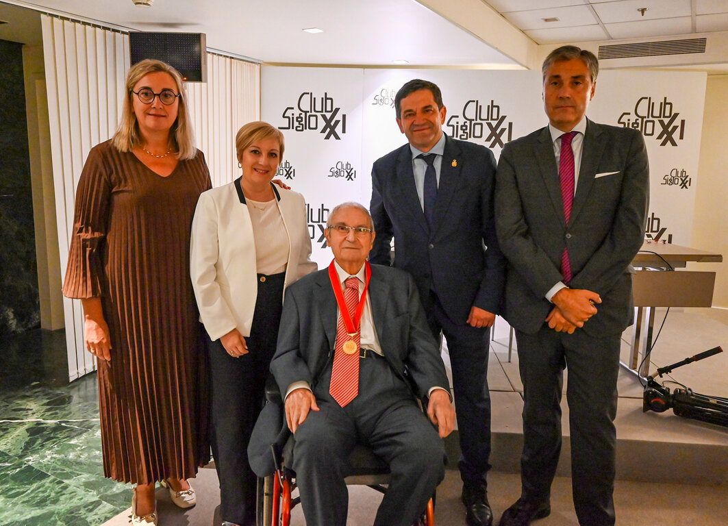 d42ec1a82e1624135bc99c920b5df12a_4_XL