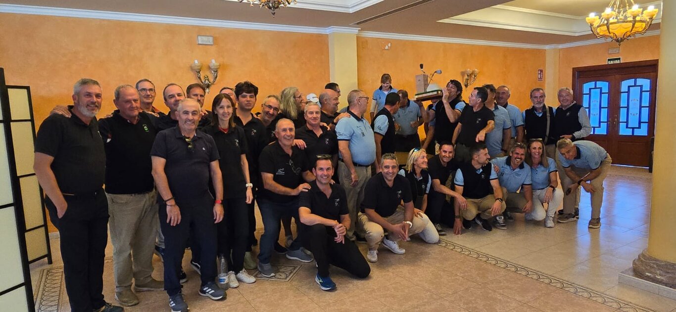 Ambos eqipos en la comida de hermandad