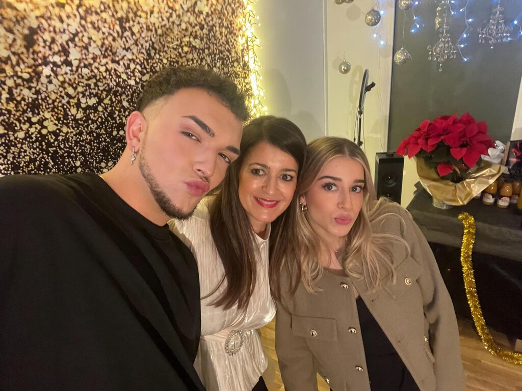 Estela Sánchez junto a Jesús Gómez y su hija 