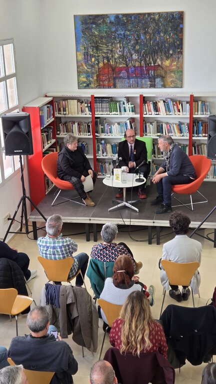Presentación de 'Épocas de grandes lluvias', de Antonio Fernández Molina. De izquierda a derecha, Elena Fernández, Raúl Herrero y Amador Palacios