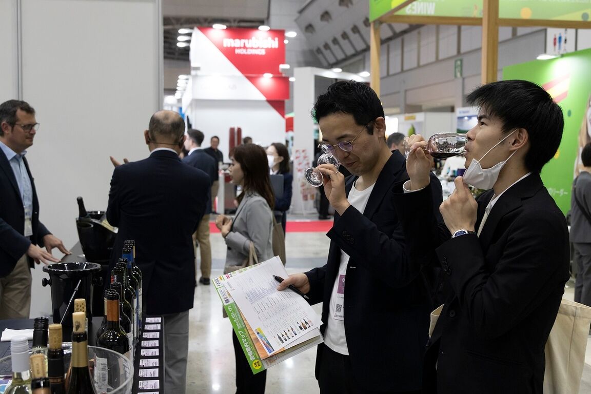 Visitantes japoneses catan vinos de La Mancha en Prowine Tokyo