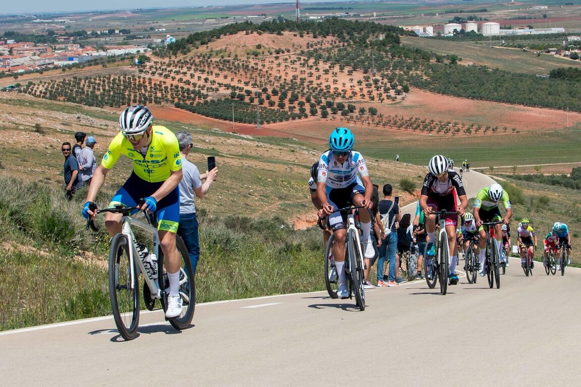 Pelotón subiendo (foto Pepe Bermejo)