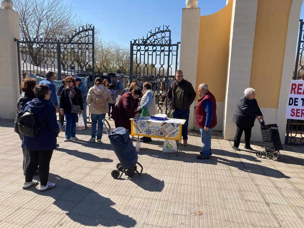 Recogida de firmas en el  mercadillo de Campo de Criptana