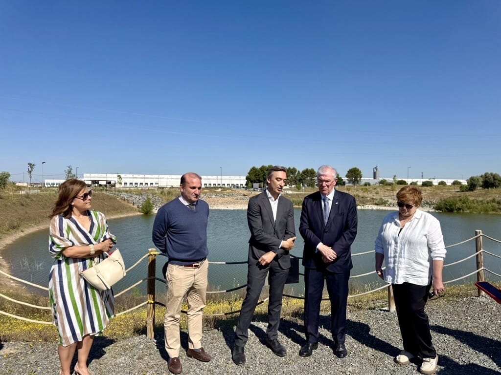 El alcalde de Illescas junto a Alberto Larrazabal y representantes del ayuntamiento de Illescas