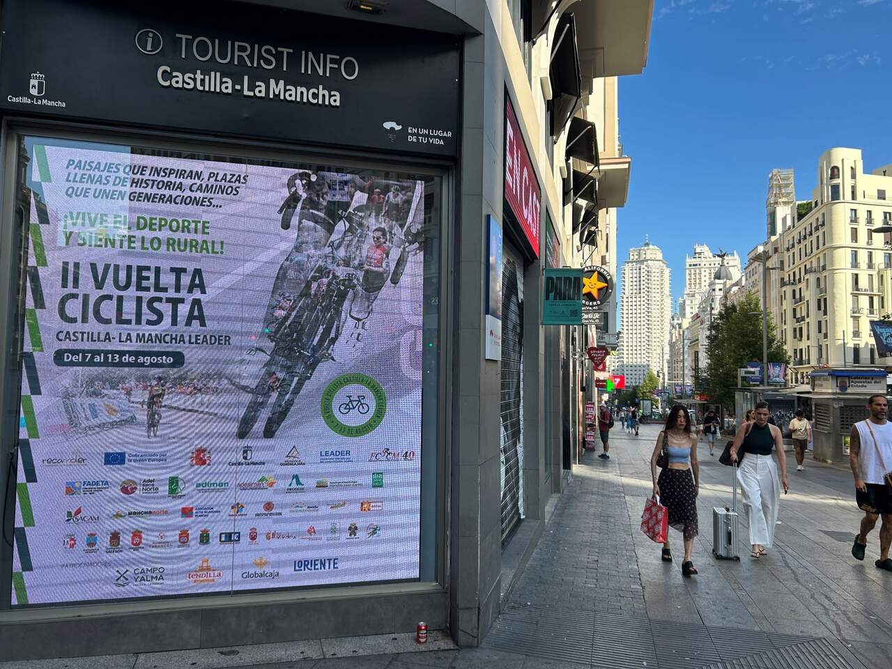 Vuelta ciclista, cartel en Gran Vía